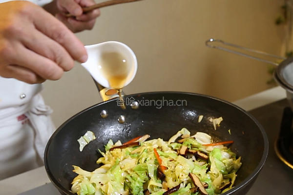 香干炒圆白菜的做法图解7