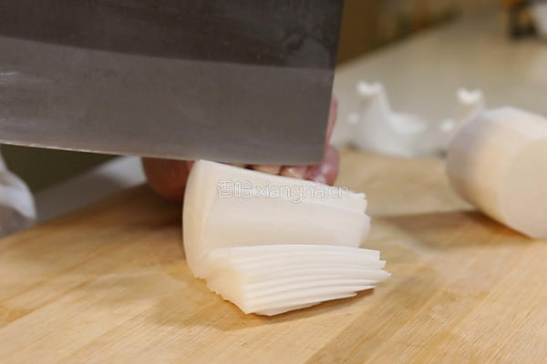 萝卜丝炖鲫鱼汤的做法图解2