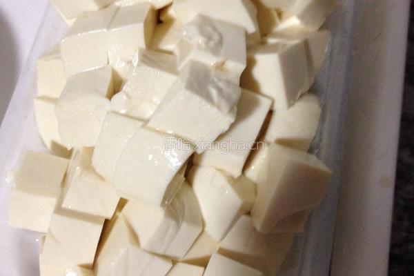 西红柿烧豆腐的做法图解1