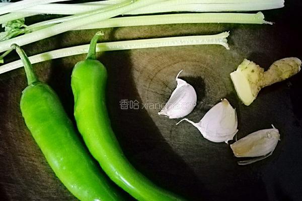 剁椒芹菜炒粉肠的做法图解5