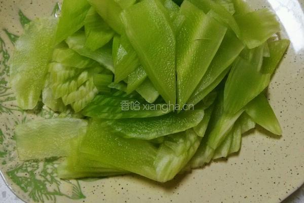 青笋鸡蛋炒肉片的做法图解1