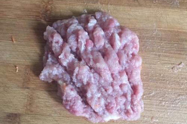 红薯粉红萝卜肉丸汤的做法图解1