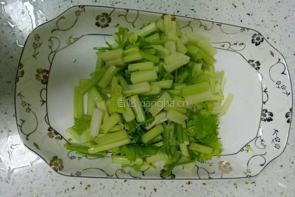 芹菜炒胗花的做法图解3