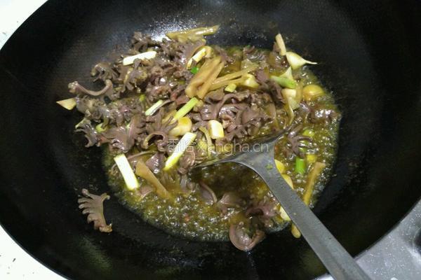 芹菜炒胗花的做法图解4