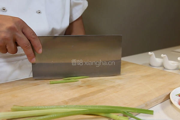 芹菜拌腐竹的做法图解1