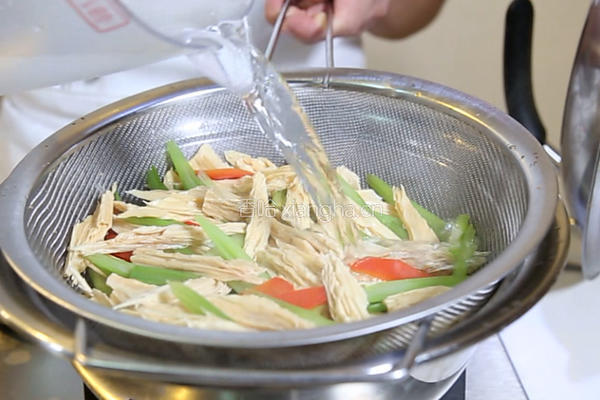 芹菜拌腐竹的做法图解5