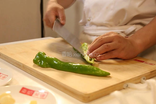 尖椒炒培根的做法图解1
