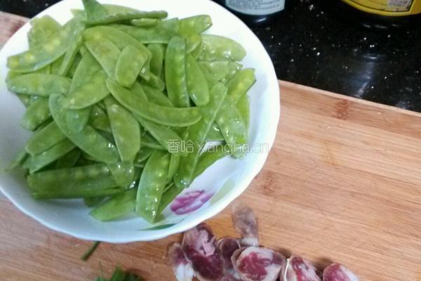 香肠荷兰豆的做法图解1