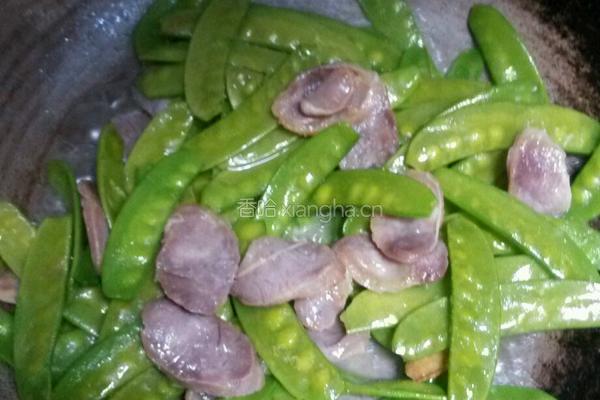 香肠荷兰豆的做法图解3