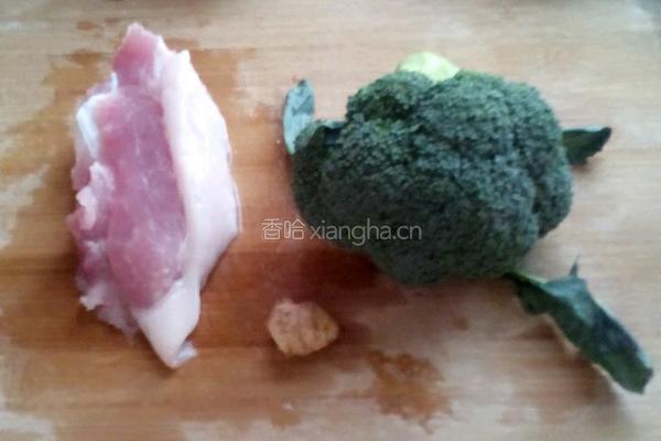 西兰花炒肉的做法图解1