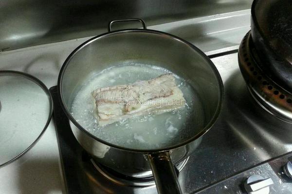 五花肉焖饭的做法图解2