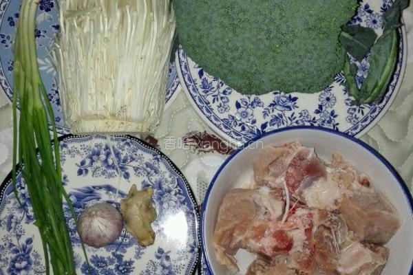 西兰花金针菇蒸排骨的做法图解1