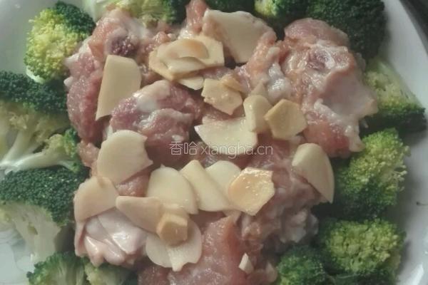 西兰花金针菇蒸排骨的做法图解6