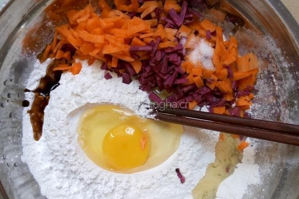 红萝卜紫薯糯米粉煎饼的做法图解2