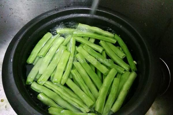 四季豆炒腊肉的做法图解1
