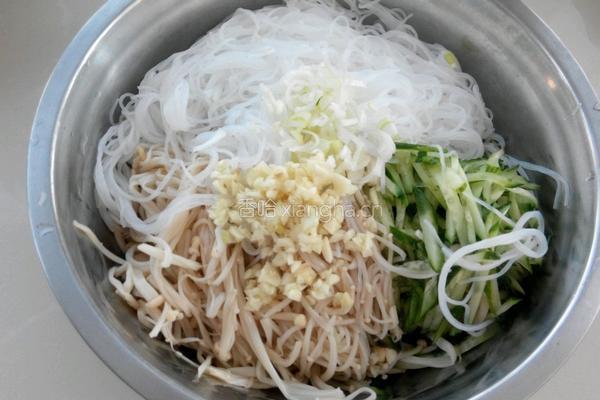 凉拌黄瓜粉丝金针菇的做法图解5