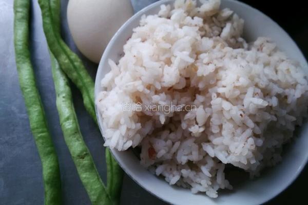 豆角鸡蛋炒饭的做法图解1