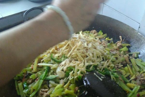 木耳莴笋炒肉的做法图解6