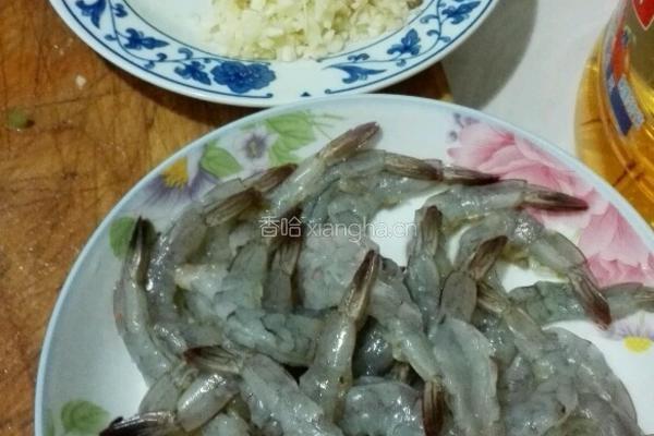 大蒜胡椒虾的做法图解1