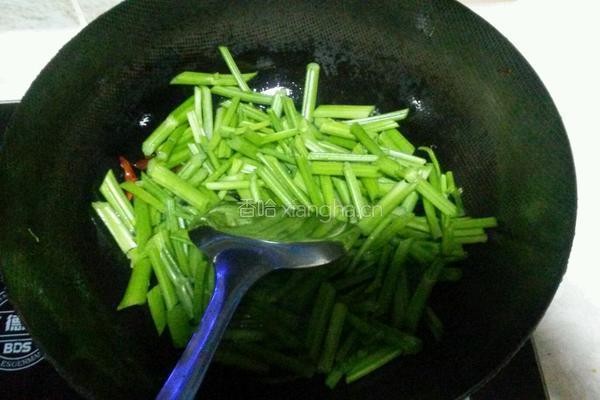 芹菜炒虾仁的做法图解5