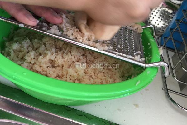 油炸鸡蛋藕粑粑的做法图解2