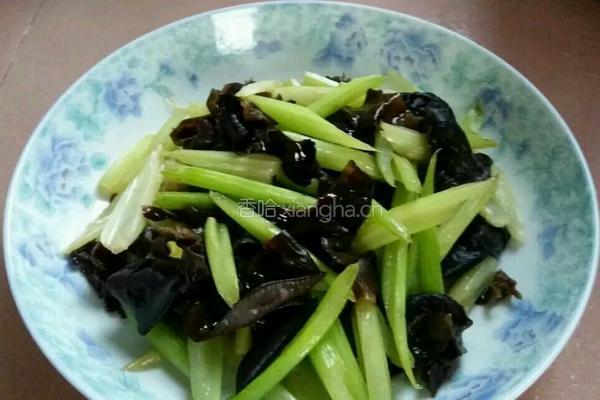 芹菜炒木耳的做法图解7