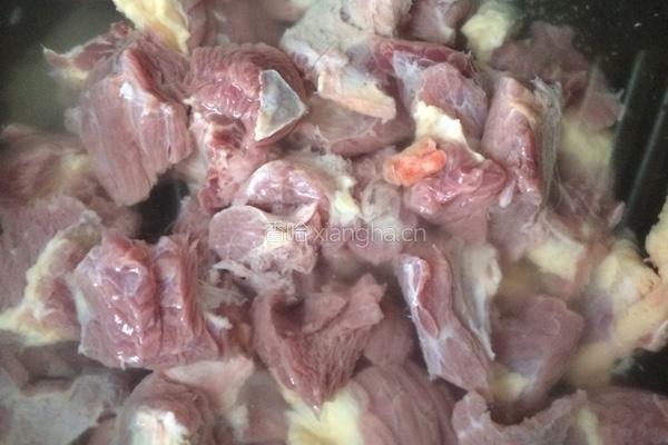 胡萝卜炖牛腩的做法图解1