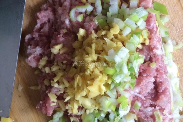 香菜水汆丸子的做法图解1