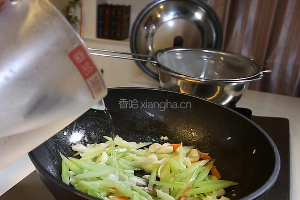 芹菜炒百合的做法图解7