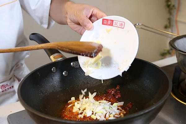 豆瓣腐竹鱿鱼丝的做法图解6