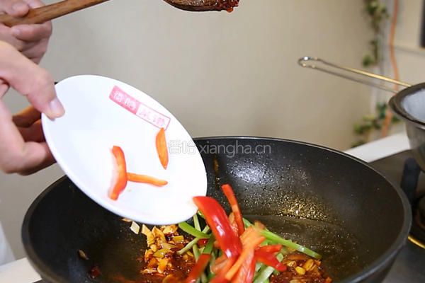 豆瓣腐竹鱿鱼丝的做法图解7