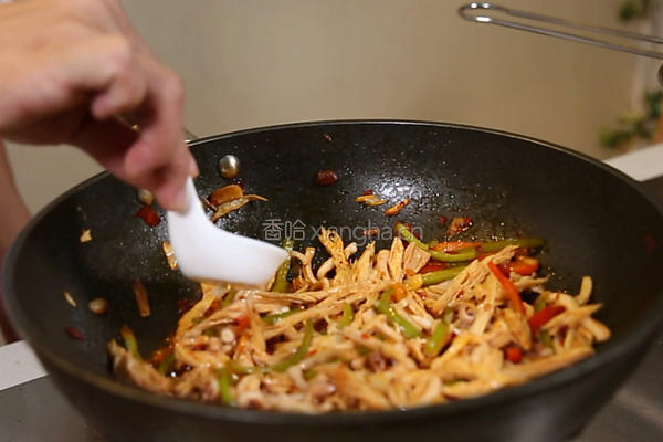 豆瓣腐竹鱿鱼丝的做法图解9