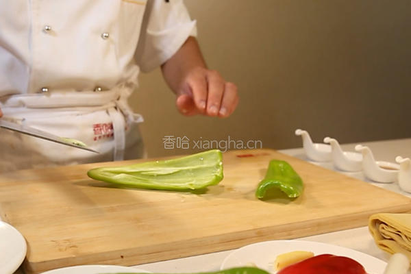 尖椒炒豆皮的做法图解1