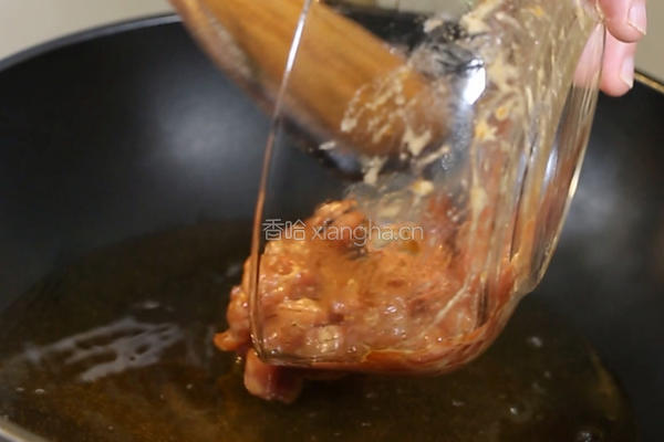 青椒炒肉丁的做法图解5