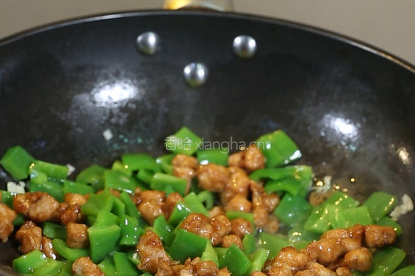青椒炒肉丁的做法图解7