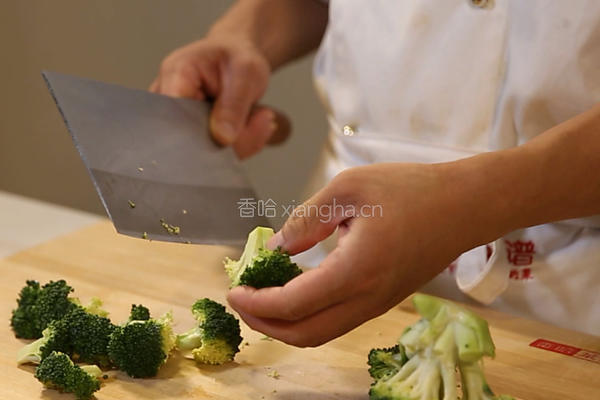 西兰花炒虾仁的做法图解1