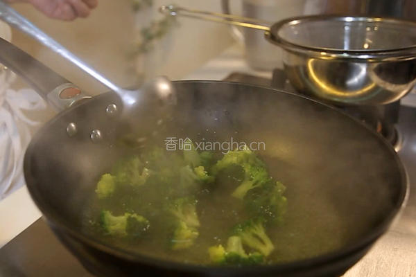 西兰花炒虾仁的做法图解4