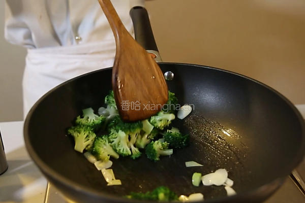 西兰花炒虾仁的做法图解8