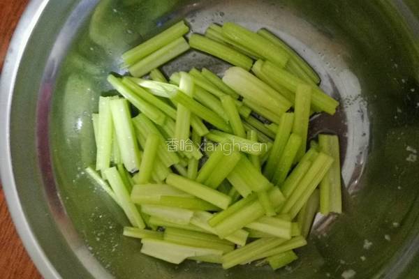 芹菜炒牛肉的做法图解1