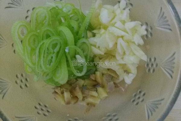 土豆条炒鸡肉肠的做法图解1