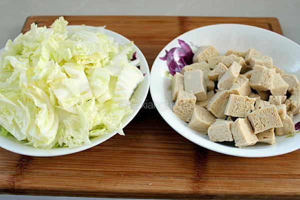大白菜炖冻豆腐的做法图解1