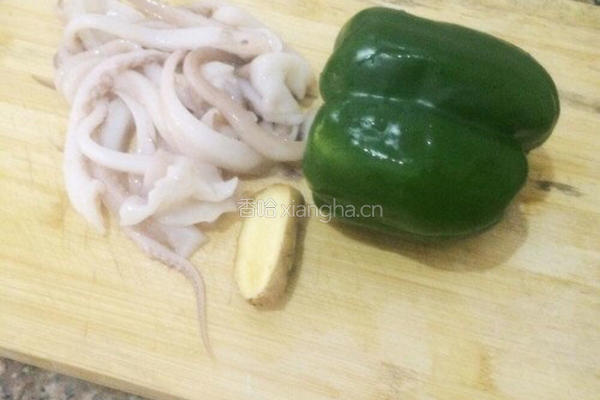 菜椒鱿鱼须的做法图解1