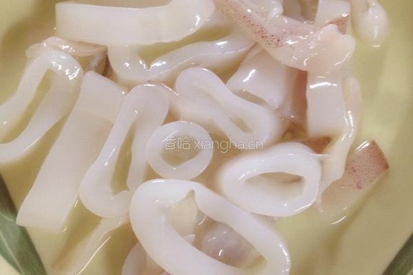 鲜鱿炒韭苔的做法图解3