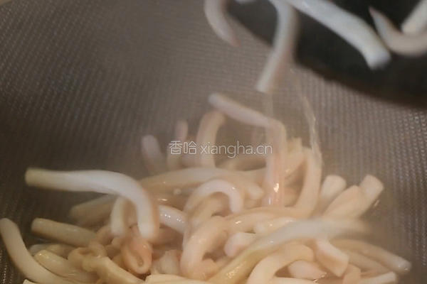 韭菜炒鱿鱼的做法图解3