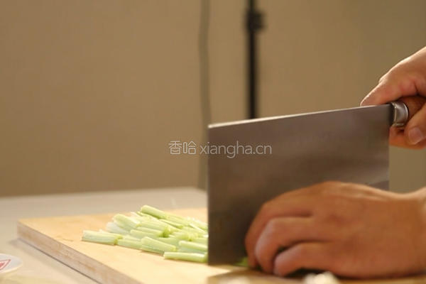 芹菜炒肉丝的做法图解1