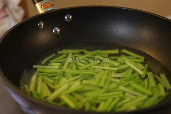 芹菜炒肉丝的做法图解6