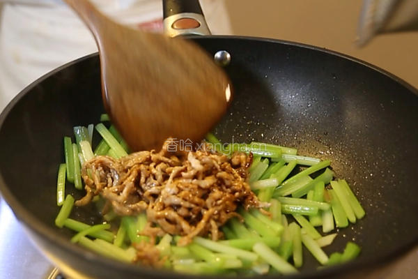 芹菜炒肉丝的做法图解10