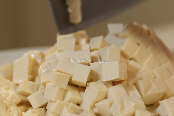 皮蛋豆腐的做法图解1
