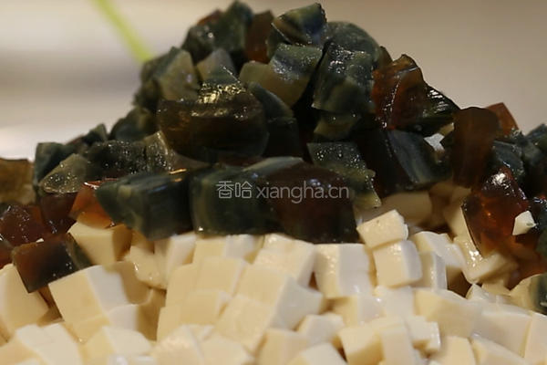 皮蛋豆腐的做法图解2
