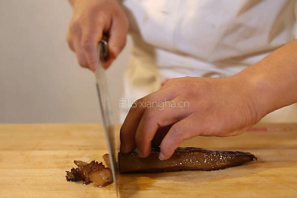 蒜苔炒腊肉的做法图解2
